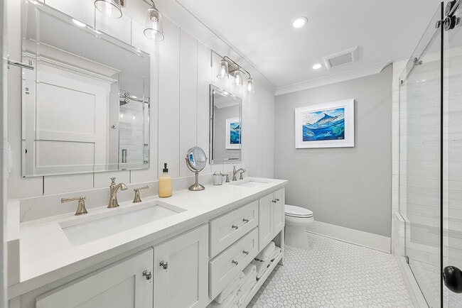 Building Photo - 355 Center St