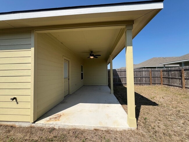 Building Photo - Luxury Duplex in Seguin, TX