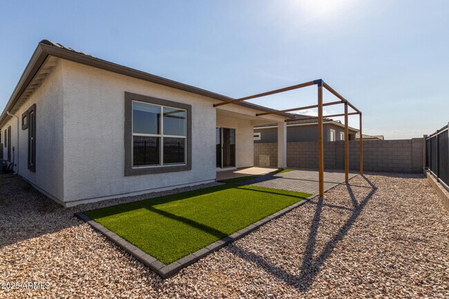 Building Photo - 15612 W Smoketree Dr