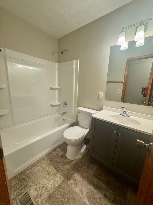 Building Photo - 3 bedroom, 2 bath in NE Lincoln
