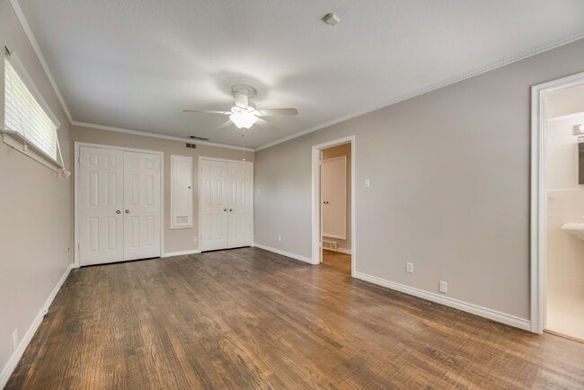 Building Photo - Gorgeous 2 Bed, 2 Bath Lochwood Home!