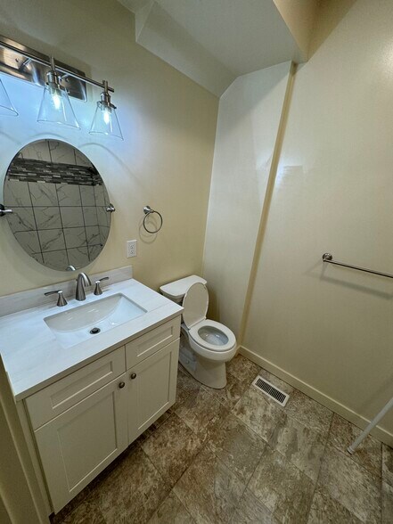 Building Photo - 285 Sycamore Dr