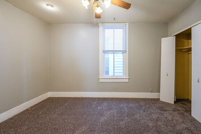 Building Photo - 2 bedroom 1 bath house with a garage in downtown New Albany