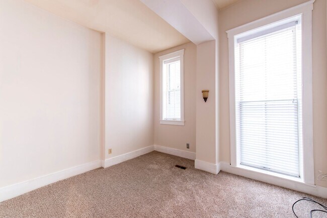 Building Photo - 116 E Oak St