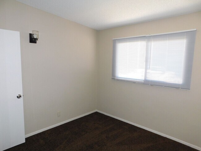 Building Photo - 4BD/2BA In La Mirage. Large Backyard!