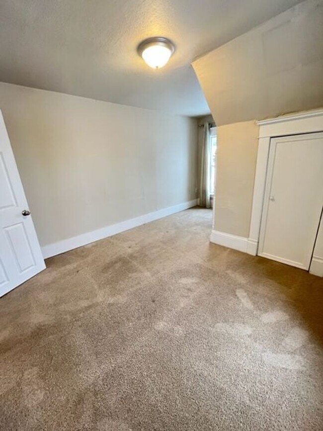 Building Photo - Charming 3 Bedroom 2 Bath Home in Everett with Storage Garage!