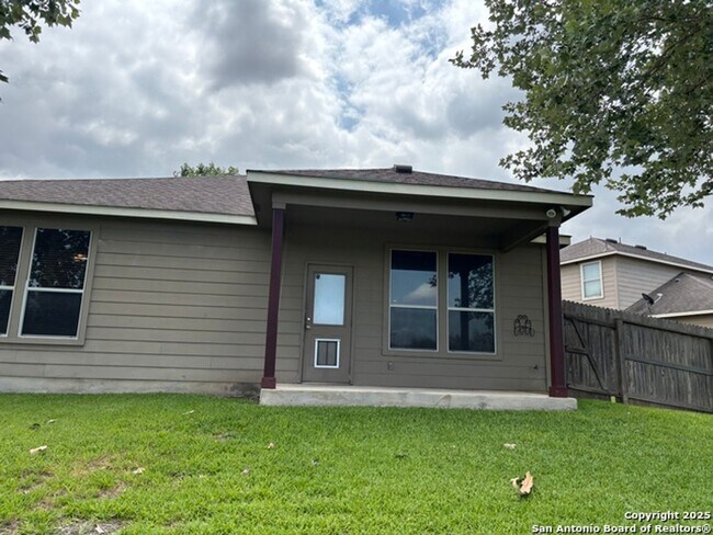 Building Photo - Welcome to this spacious 4 bedroom, 2 bathroom home located in Selma, TX.