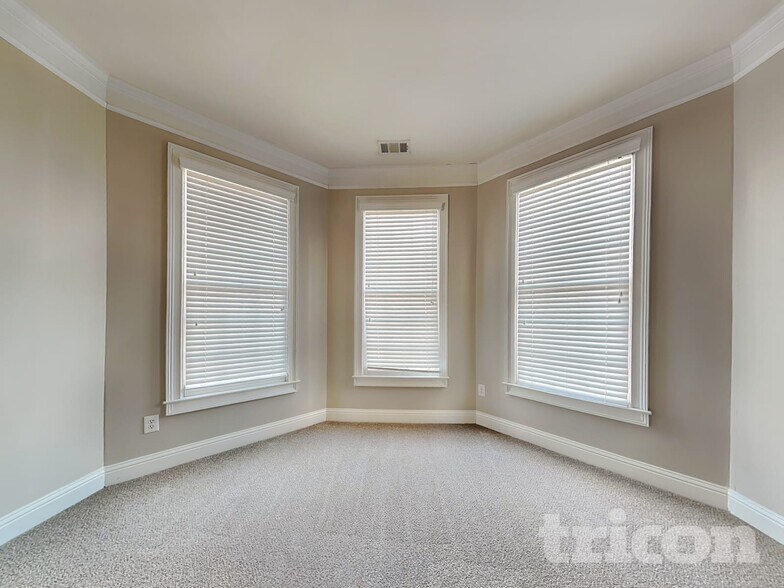 Building Photo - 1533 Country Wood Dr