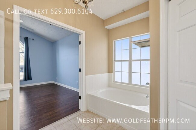 Building Photo - 905 Split Oak Dr