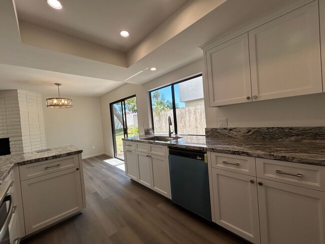 Building Photo - Spacious Newly Remodeled Townhome in Bonsa...