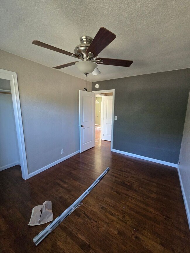Building Photo - Pet Friendly Single Level 3 Bed 2 Bath Hom...