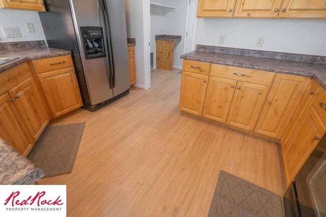 Building Photo - 4 Bedroom in Amber Estates - Newer LVP Flooring throughout home!