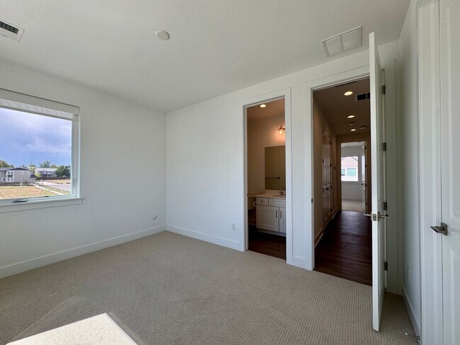 Building Photo - 706 Saddle Dr