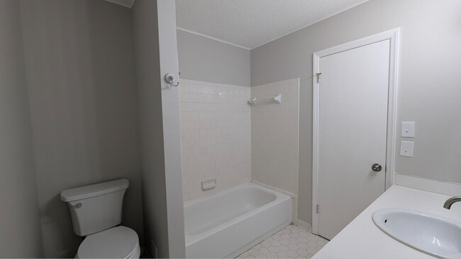 Building Photo - 4704 Ray Dr