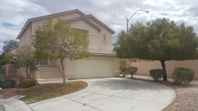 Building Photo - Spacious Two-Story Home with Pool!
