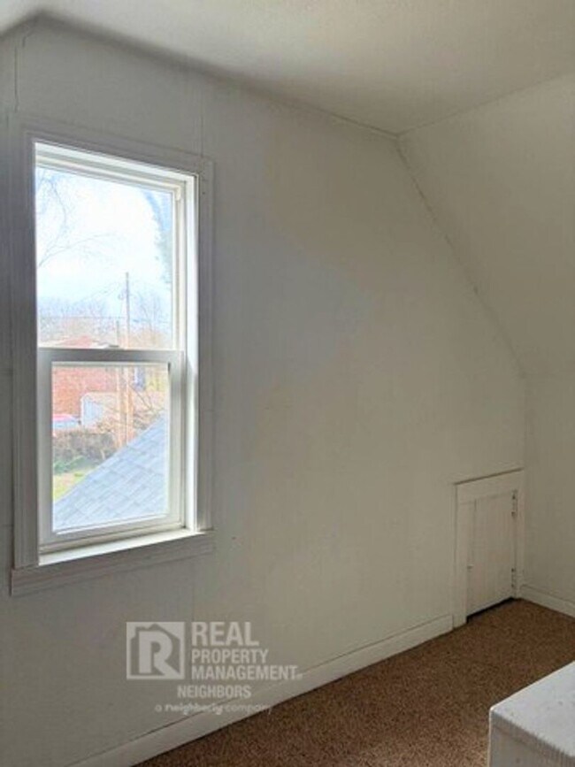 Building Photo - Welcome to Spacious 4 Bedroom, 1 Bathroom Holland Home