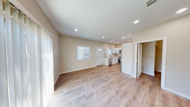Building Photo - 4 bed house on Adobe!