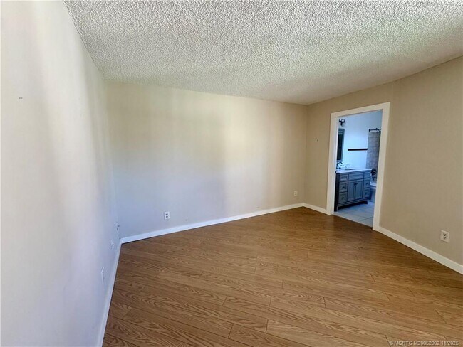 Building Photo - 2083 NE Collins Cir