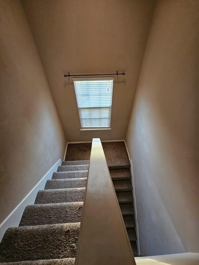 Building Photo - 607 NE Ave E Pl