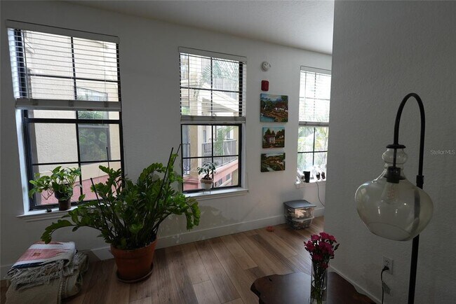 Building Photo - 911 N Orange Ave