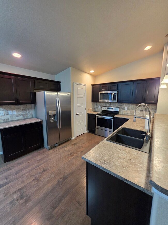 Building Photo - 1058 E Ranch Dr