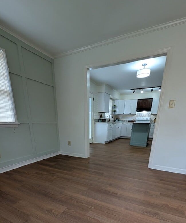 Building Photo - Lindley Park Rental!