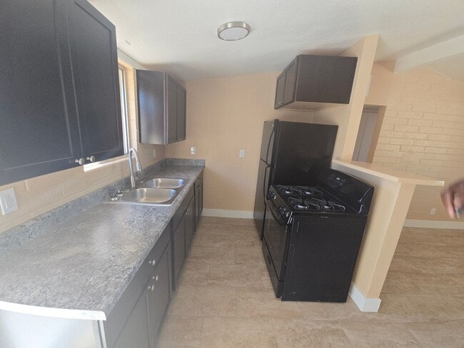 Building Photo - 2b1bth condo