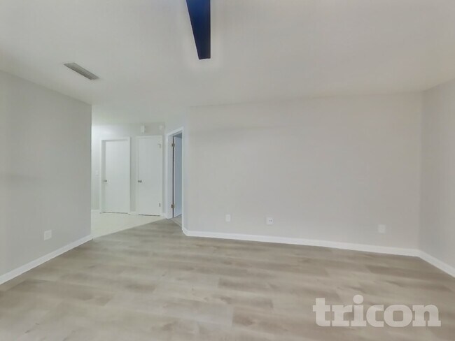 Building Photo - 4963 Beige St