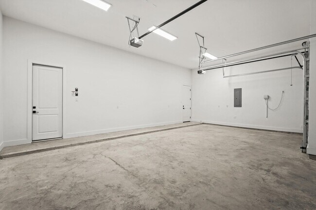 Building Photo - 3607 Wellborn Dr