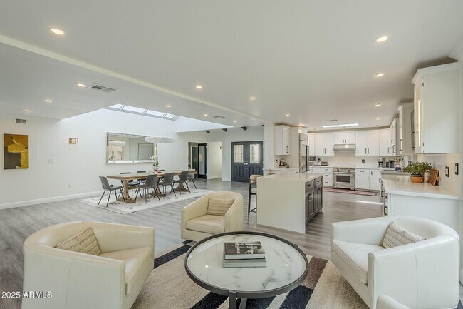 Building Photo - 7322 E Sierra Vista Dr