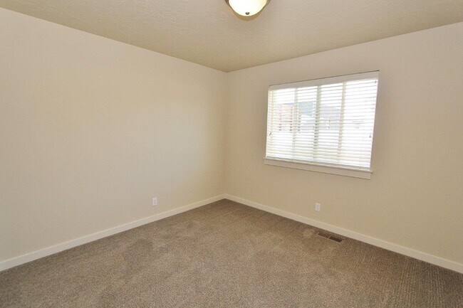 Building Photo - 4044 Queen Anne Dr
