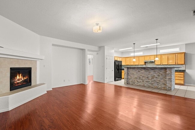 Building Photo - large happy 4+br home