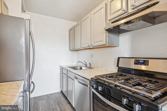 Building Photo - 1300 S Arlington Ridge Rd