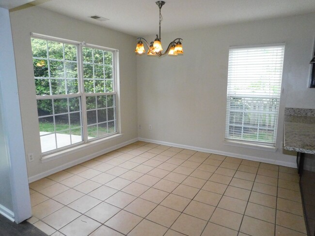 Building Photo - Nice home near outlet mall