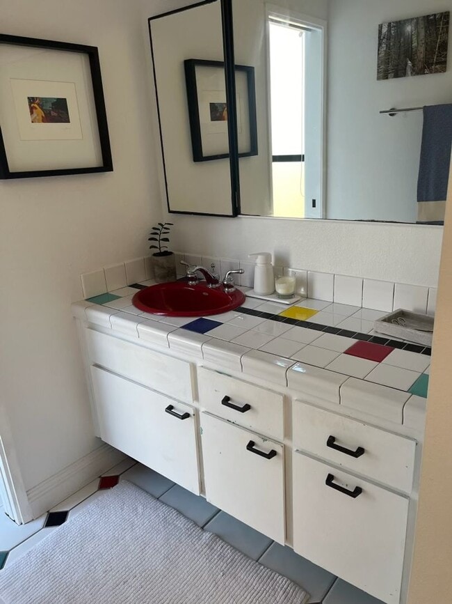 Building Photo - Fully Furnished Townhouse in the oceanfron...
