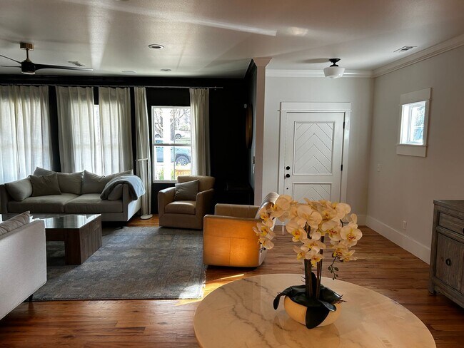 Building Photo - UNFURNISHED Beautiful Large Home Available Now on North Walnut in Fayetteville !!