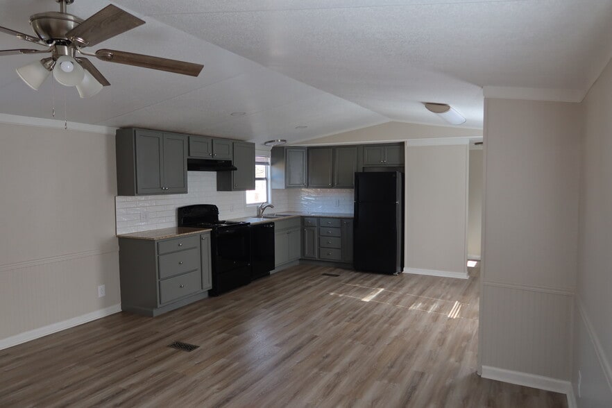 kitchen - 124 N Violet St