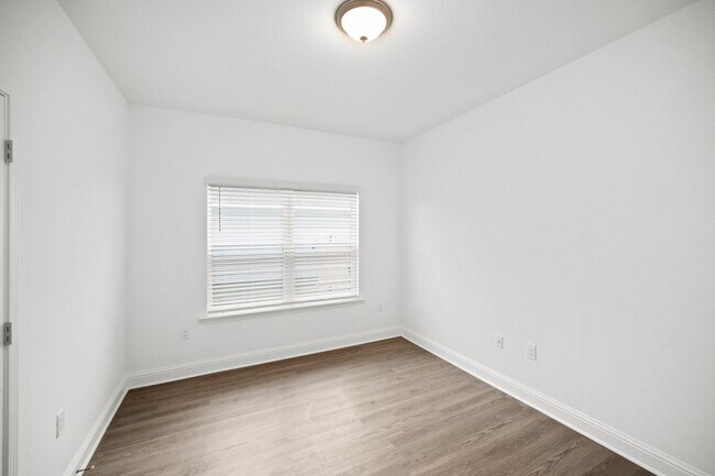 Building Photo - AVAILABLE IN NOVEMBER - Don't miss this op...