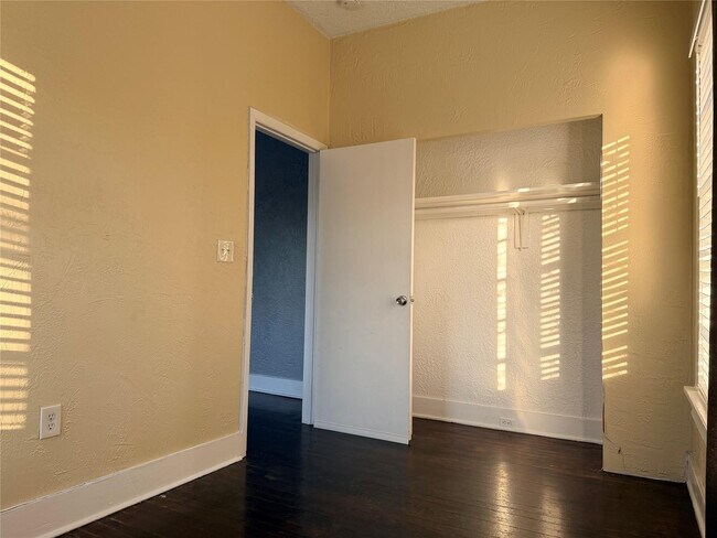 Building Photo - 1849 Dewey St