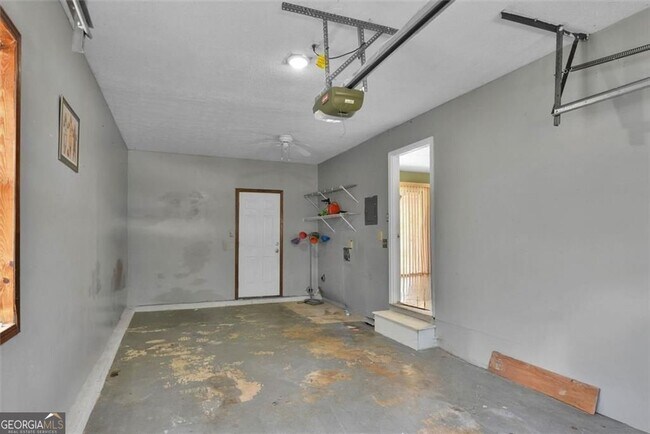 Building Photo - 8941 Ashwood Dr