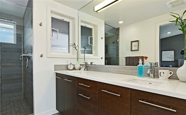 Building Photo - LUXURY WEST SEATTLE TOWNHOME FOR RENT; AVA...