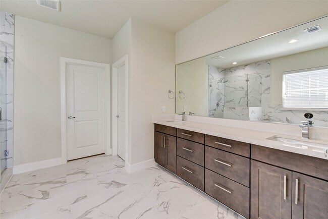 Building Photo - 1614 Northwood St