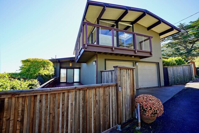 Building Photo - Unmatched Quality and Unparalleled Views F...