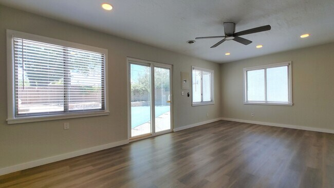 Building Photo - 808 Vassar Dr NE
