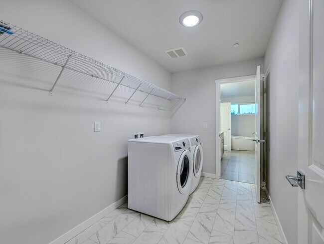 Building Photo - 5 bed 2 bath In Marysville