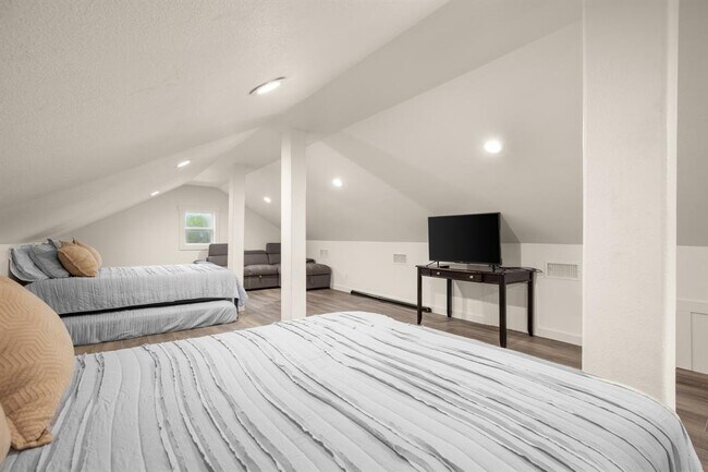Building Photo - 1128 Thurman Bluff Dr
