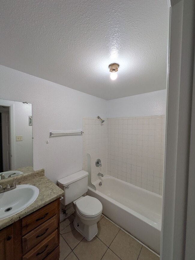 Building Photo - 2 Bed 2 Bath Condo Available NOW!