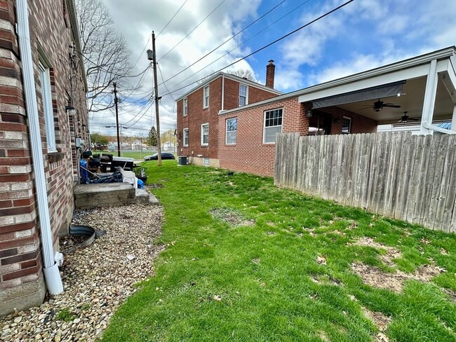Building Photo - Spacious 2BR Townhome with Washer and Dryer Hook-ups & Yard! Call us Today for a Showing!