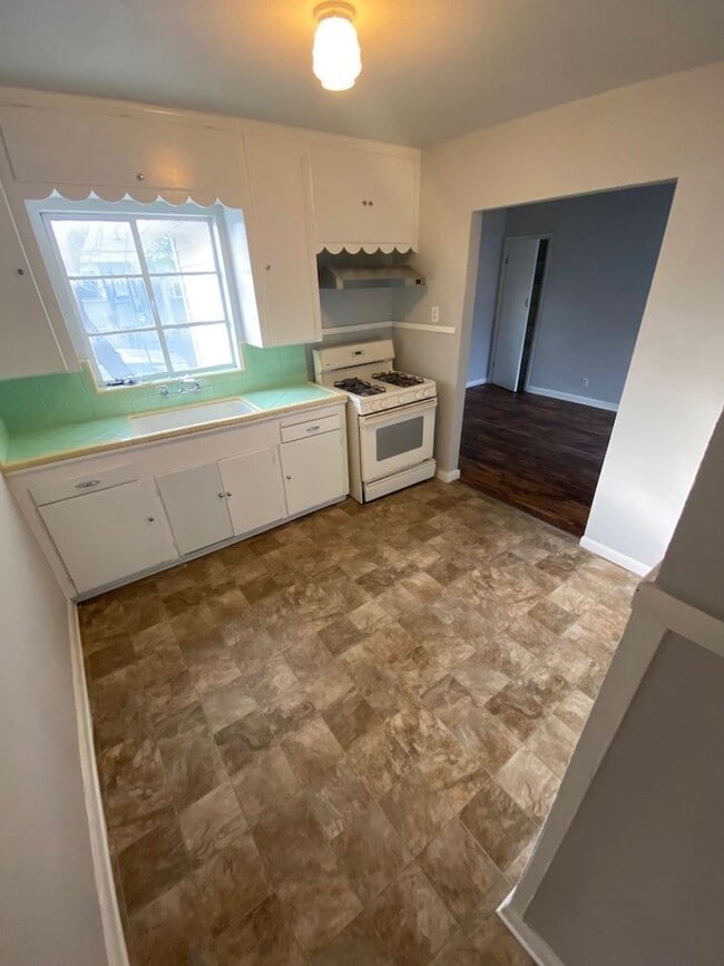 Building Photo - Updated Bungalow!