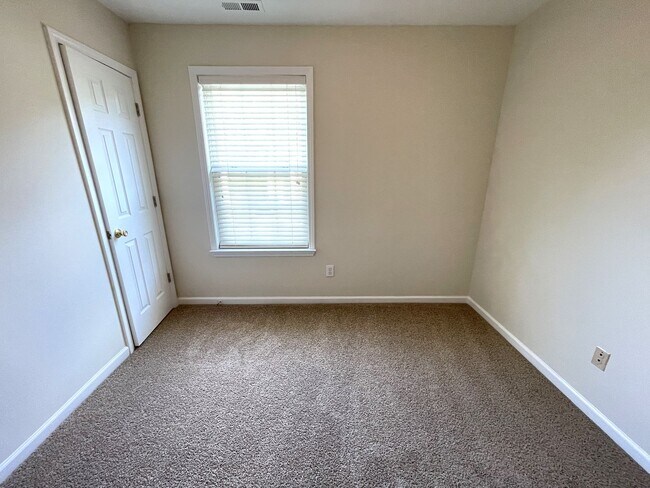 Building Photo - Beautiful, updated 3br 2.5 ba home with garage, fenced-yard in Home Valley Farms Now Available!